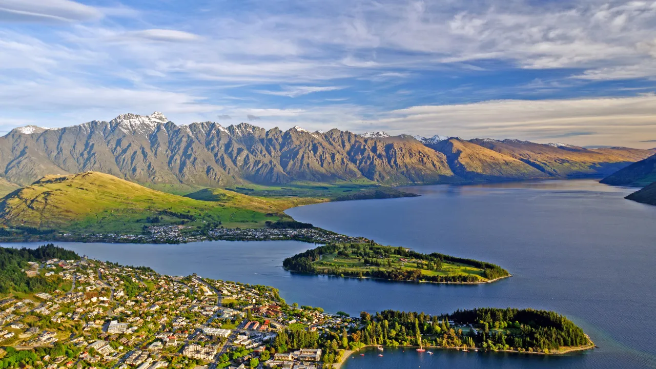 Queenstown, beliggende ved Lake Wakatipu og med bjergkæden The Remarkables i baggrunden