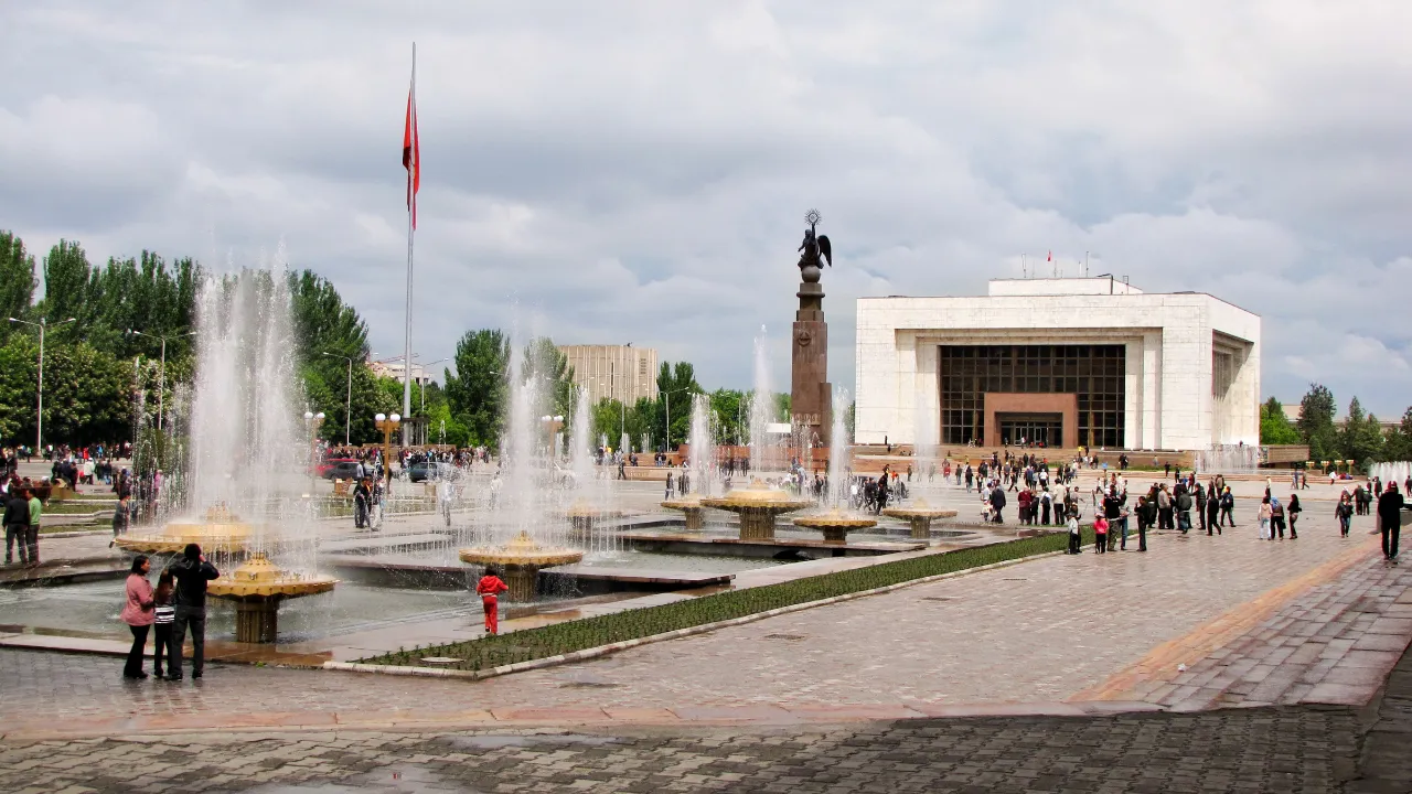 Springvand på Ala-Too-pladsen, som er den centrale hovedplads i Bisjkek, hovedstaden i Kirgisistan