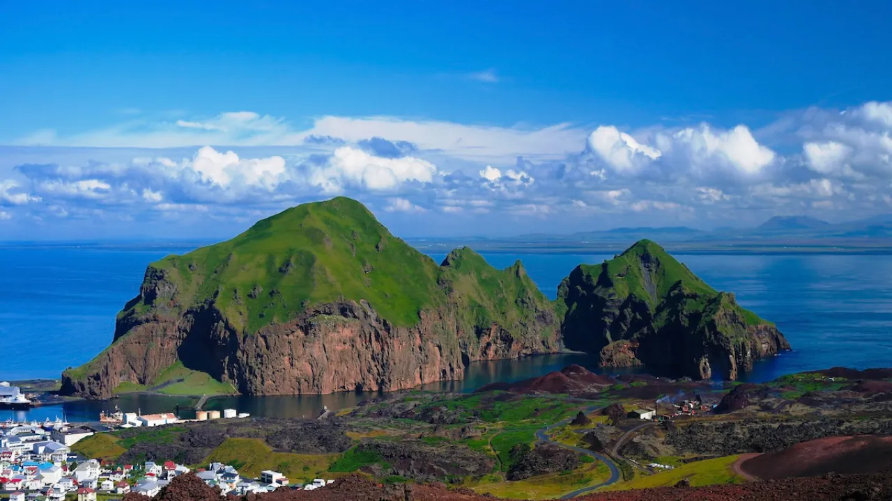 Heimaey er den eneste beboede ø i Vestmannaeyjar Heimaey er den eneste beboede ø i Vestmannaeyjar