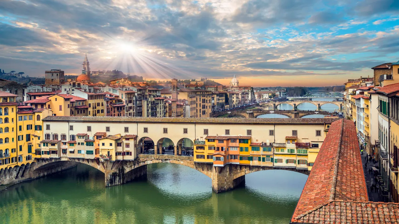 Ponte Vecchio broen over Arno-floden i Firenze