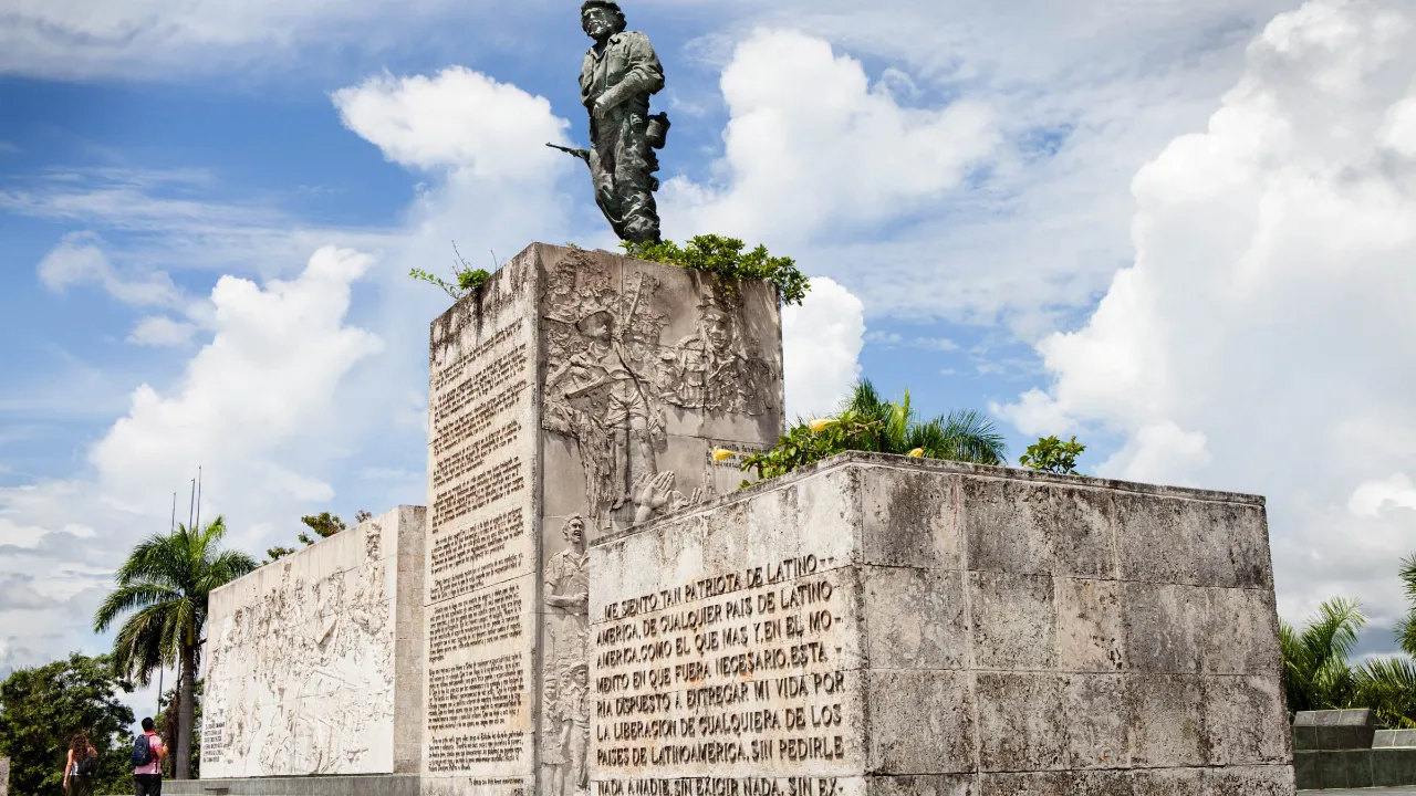 Che Guevaras mausoleum i Santa Clara, hvor testen under statuen gengiver hans afskedsbrev til Fidel Castro Che Guevaras mausoleum i Santa Clara, hvor testen under statuen gengiver hans afskedsbrev til Fidel Castro