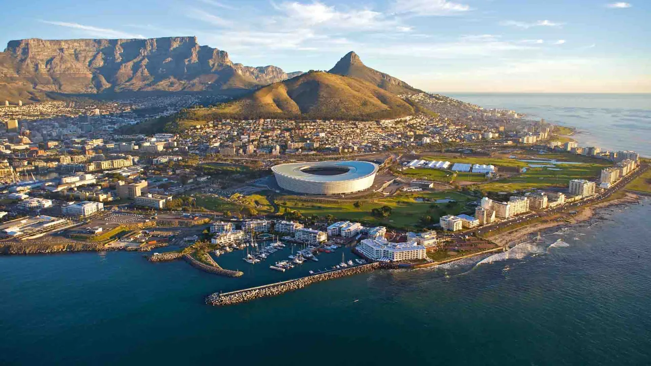 Cape Town Stadium blev bygget til VM i fodbold 2010 - i baggrunden den kegleformede Lion's Head og det flade Taffelbjerget Cape Town Stadium blev bygget til VM i fodbold 2010 - i baggrunden den kegleformede Lion's Head og det flade Taffelbjerget