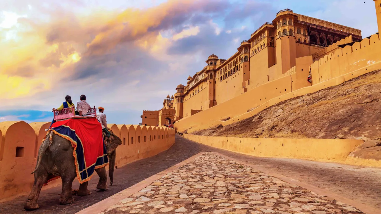 Det imponerende fæstningsanlæg, Amber Fort ved Jaipur i Rajasthan fra 1500-tallet