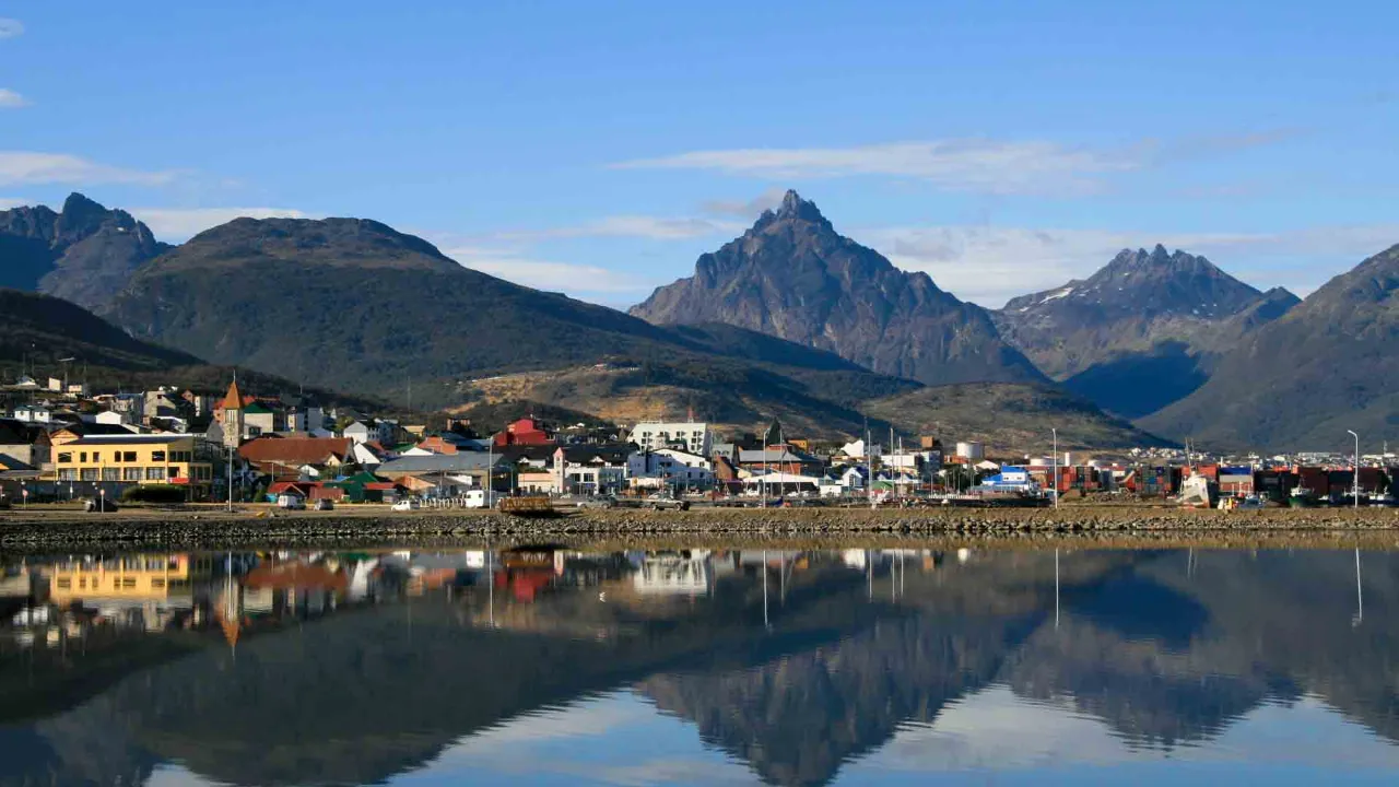 Ushuaia ved Beaglekanalen omgivet af Andesbjergene