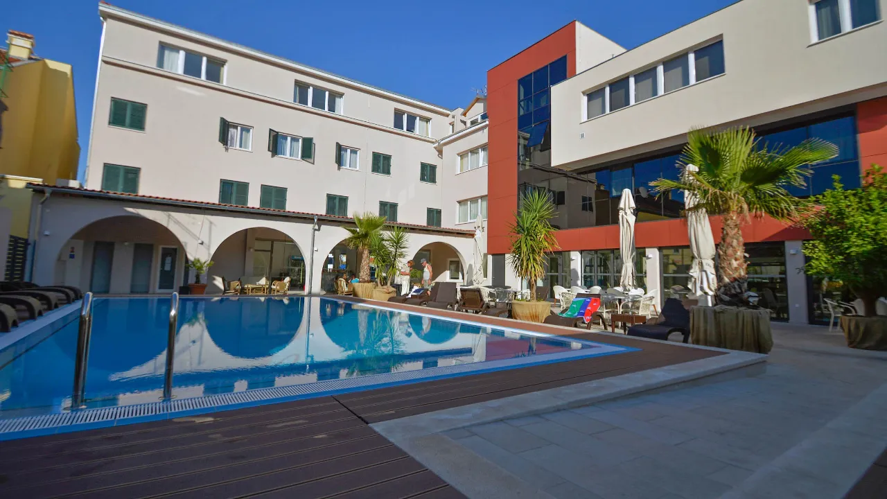 Poolområdet ved Hotel Borovnik i Tisno Poolområdet ved Hotel Borovnik i Tisno