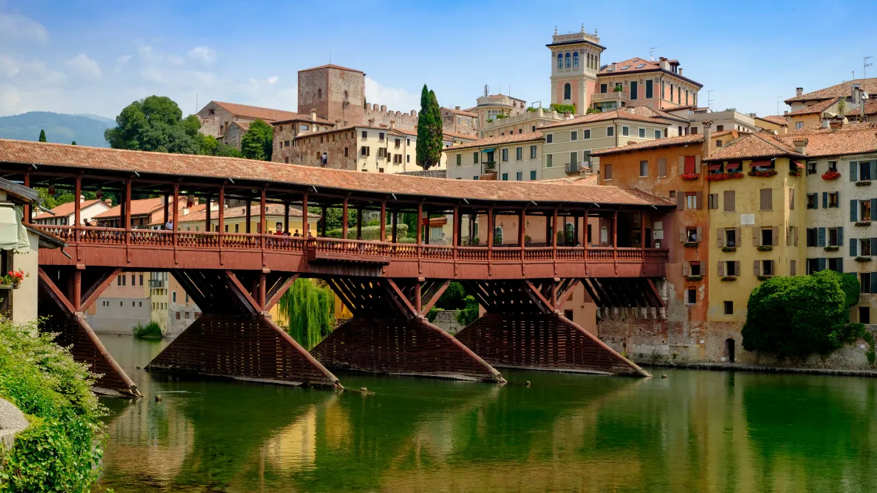 Den historiske træbro Ponte degli Alpini over Brenta-floden i Bassano del Grappa
