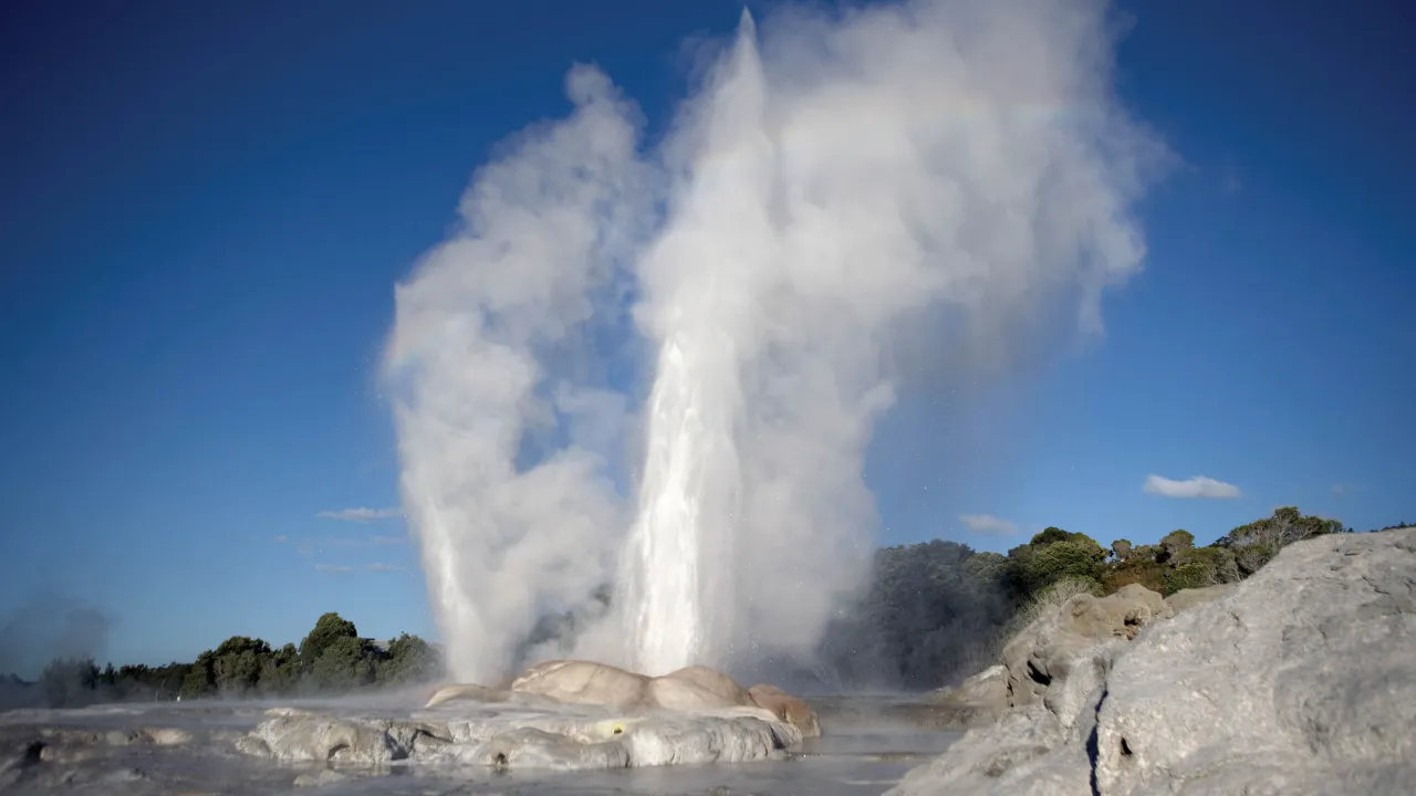 Pōhutu Geyser ligger i det geotermiske område i Rotorua