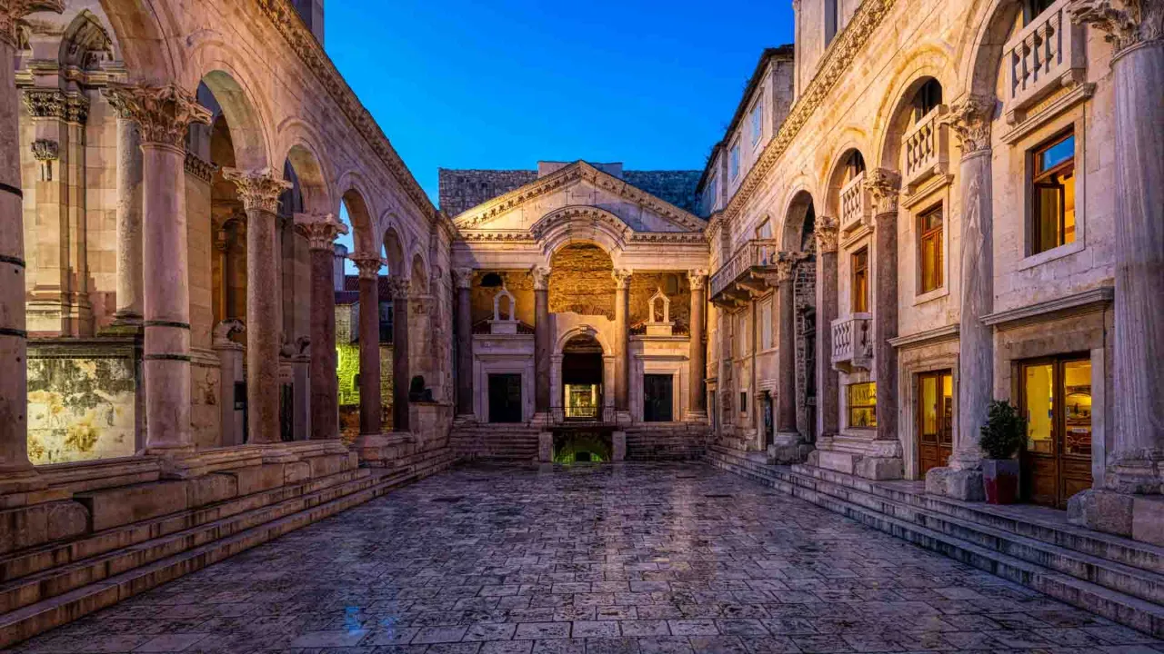Diocletians Palads i Split – et storslået romersk bygningsværk fra år 300, hvor historie og nutid mødes midt i byens hjerte Diocletians Palads i Split – et storslået romersk bygningsværk fra år 300, hvor historie og nutid mødes midt i byens hjerte