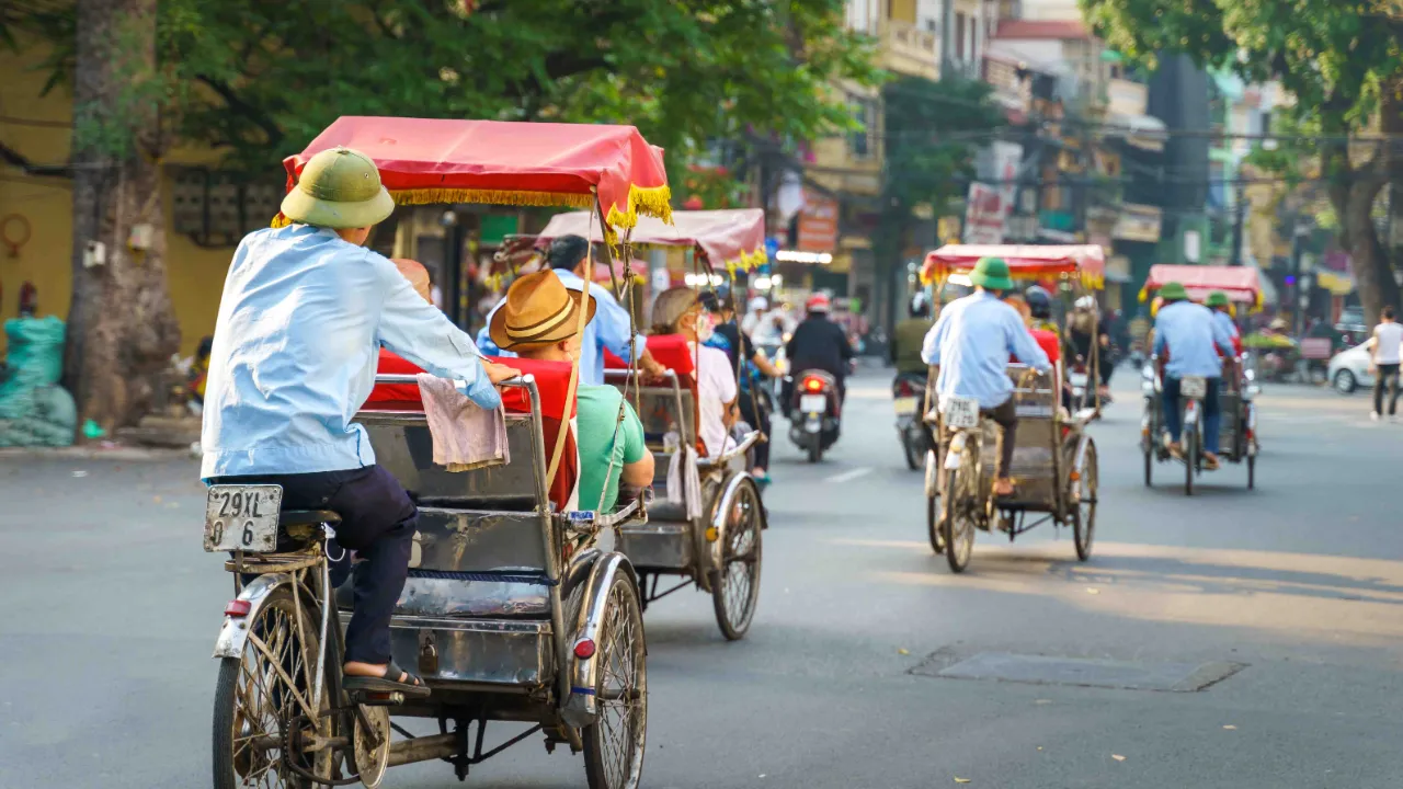 Rickshaws i Hanois livlige gader Rickshaws i Hanois livlige gader