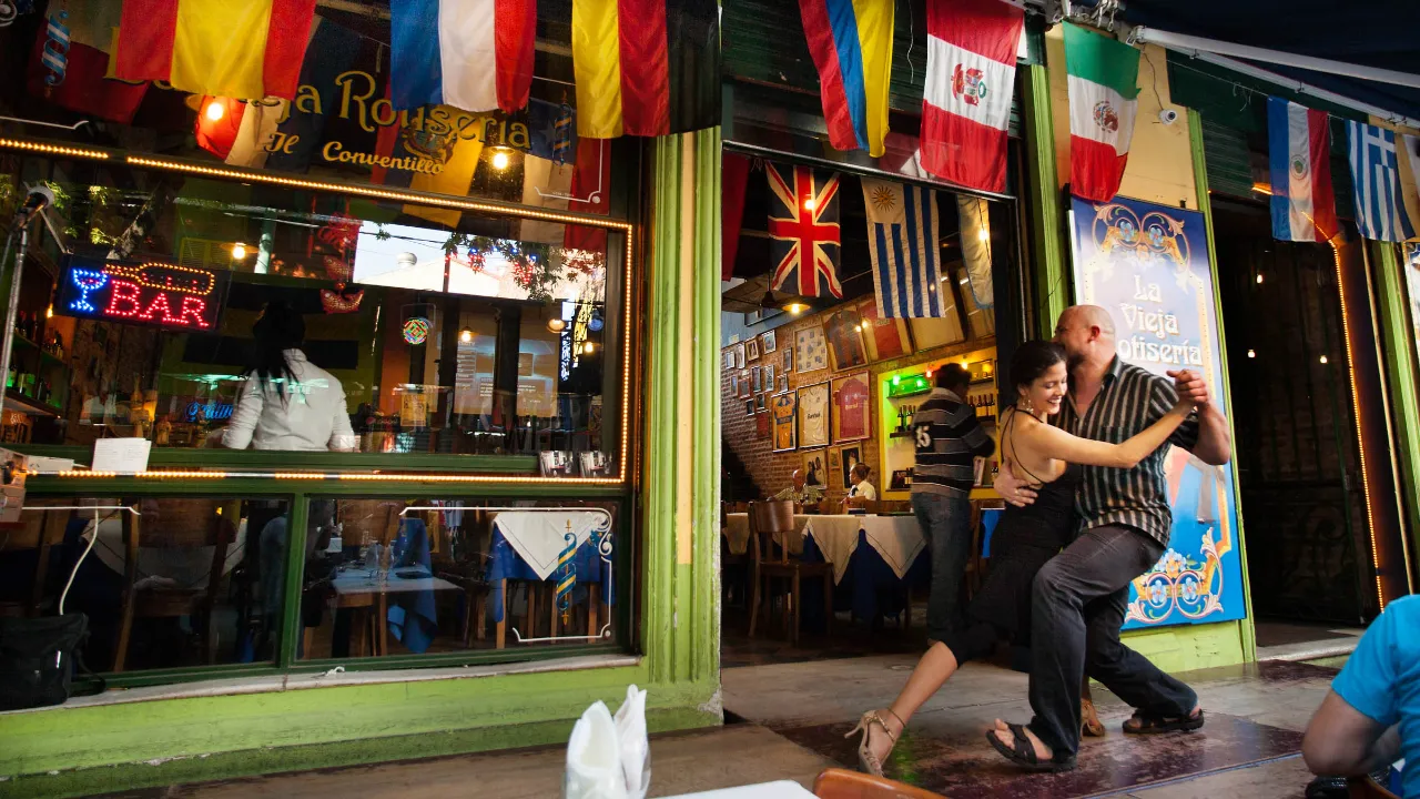 Tangodansere foran en restaurant i Buenos Aires, tangoens fødeby