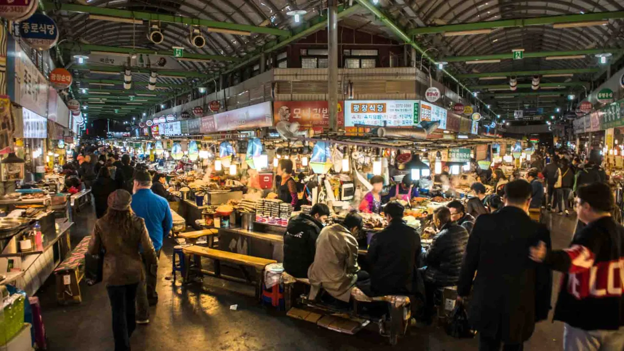 Gwangjang-markedet i Seoul – et af Koreas ældste traditionelle markeder, kendt for street food og livlig atmosfære Gwangjang-markedet i Seoul – et af Koreas ældste traditionelle markeder, kendt for street food og livlig atmosfære
