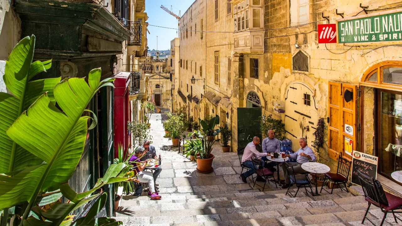 Idyllisk gade og små caféer i Valletta Idyllisk gade og små caféer i Valletta