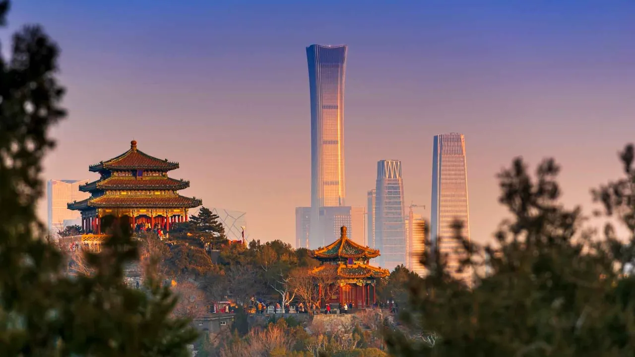 Solnedgang i Beijing med gammelt tempel og moderne skyskrabere Solnedgang i Beijing med gammelt tempel og moderne skyskrabere