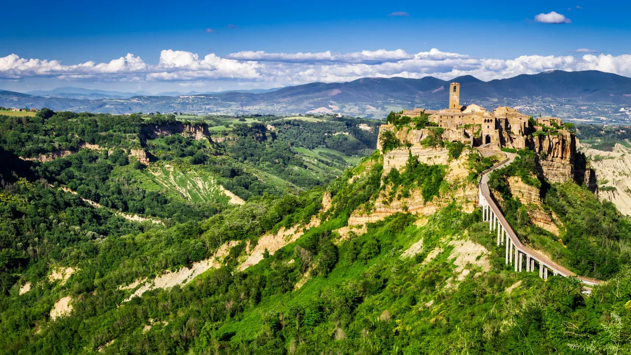 Bjergbyen Civita di Bagnoregio ligger på en klippetop og er forbundet med fastlandet via en  gangbro