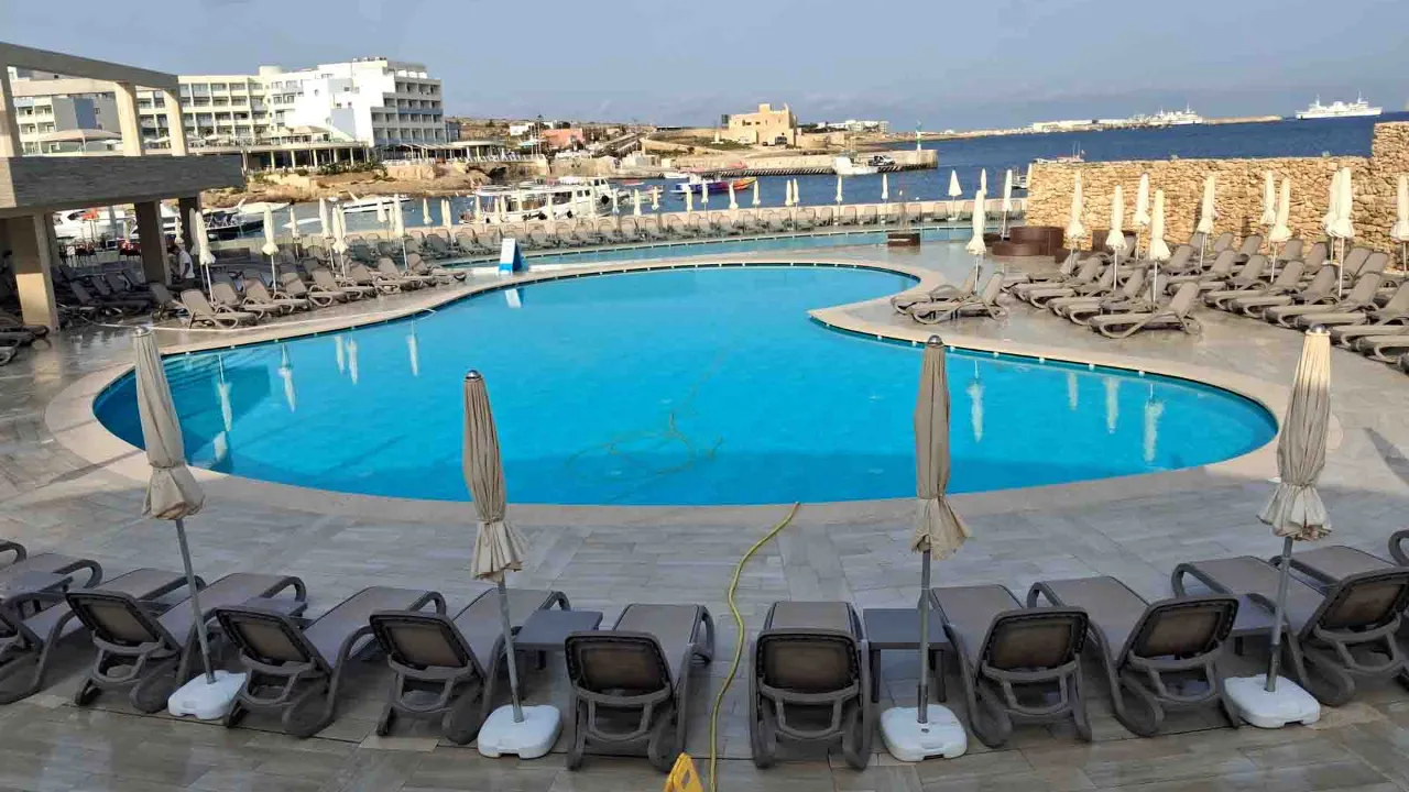 Pool ved Ramla Bay Resort i Marfa Pool ved Ramla Bay Resort i Marfa