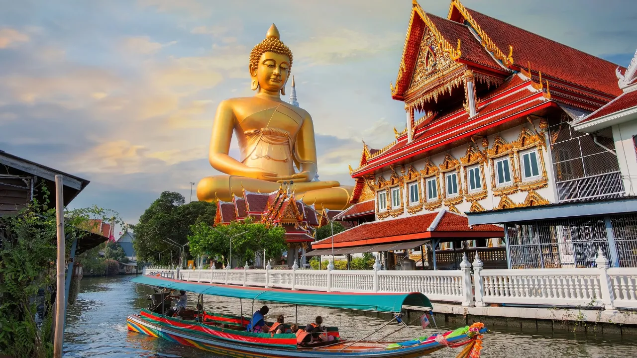Buddha statuen ved Wat Pak Nam er 69 meter høj og 40 meter bred