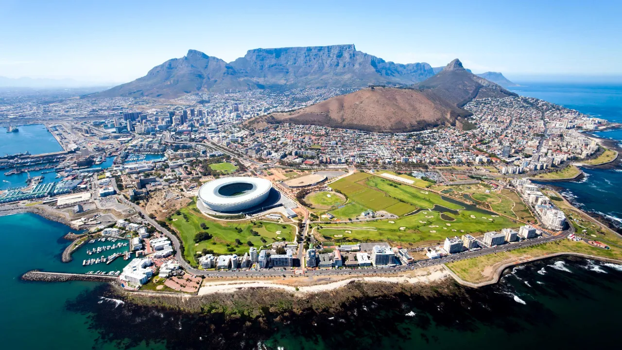 Cape Town Stadium i forgrunden og Taffelbjerget i baggrunden
