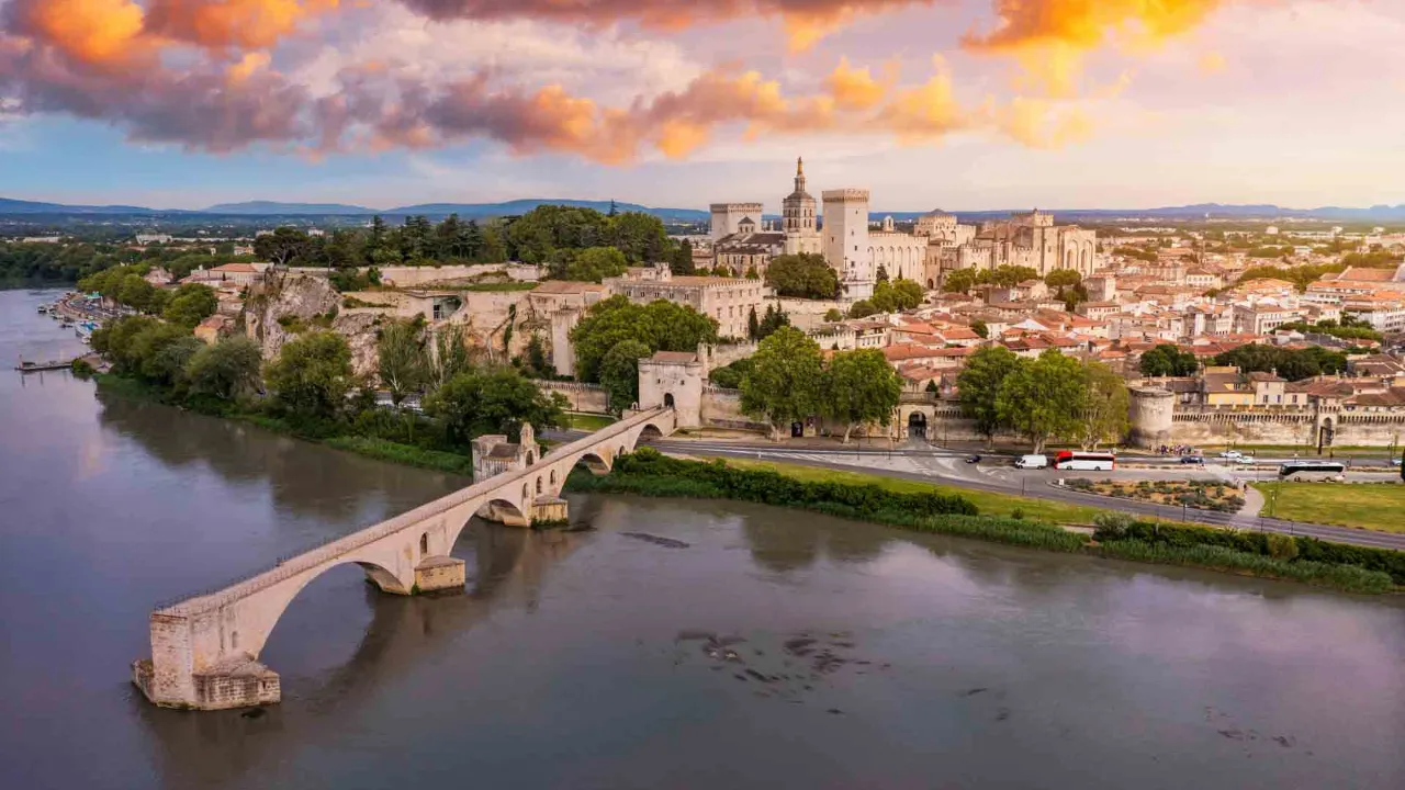 Pont Saint-Bénézet (også kendt som Pont d’Avignon) over Rhône-floden med Avignon i baggrunden