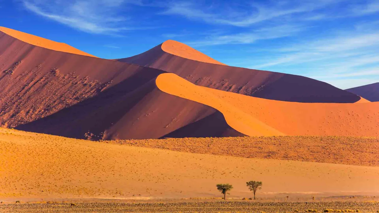 De berømte røde klitter ved Sossusvlei i Namibørkenen kan blive op til 400 m høje De berømte røde klitter ved Sossusvlei i Namibørkenen kan blive op til 400 m høje