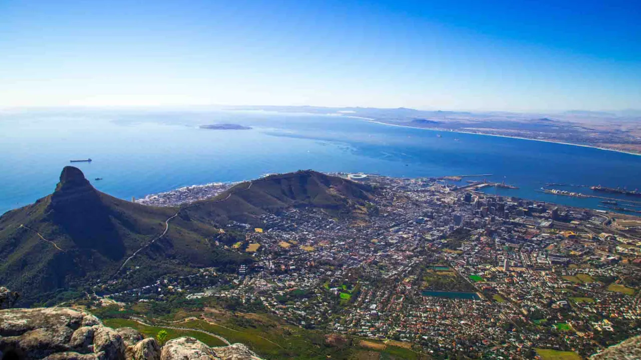Cape Town med Taffelbjerget, Cape Town Stadium og Robben Island i bugten Cape Town med Taffelbjerget, Cape Town Stadium og Robben Island i bugten