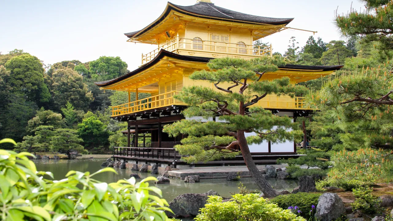 Den berømte Guldpavillon i Kyoto Den berømte Guldpavillon i Kyoto