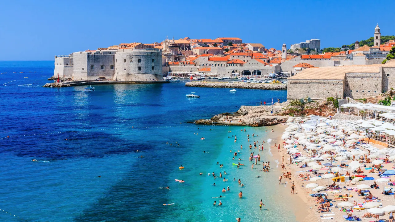 Dubrovnik – Adriaterhavets perle, hvor middelaldermure møder gyldne strande og krystalklart vand Dubrovnik – Adriaterhavets perle, hvor middelaldermure møder gyldne strande og krystalklart vand