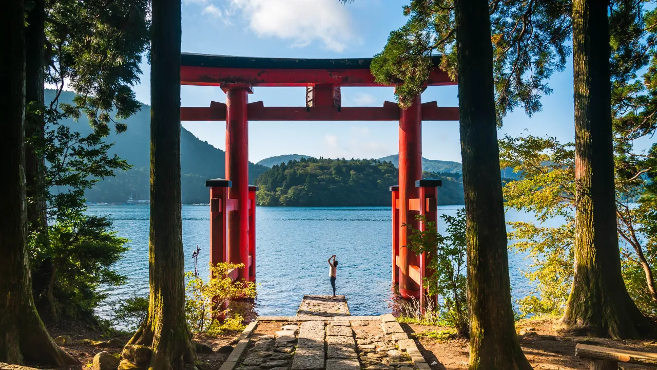Hakone Shrine Torii-port ved Ashi-søen