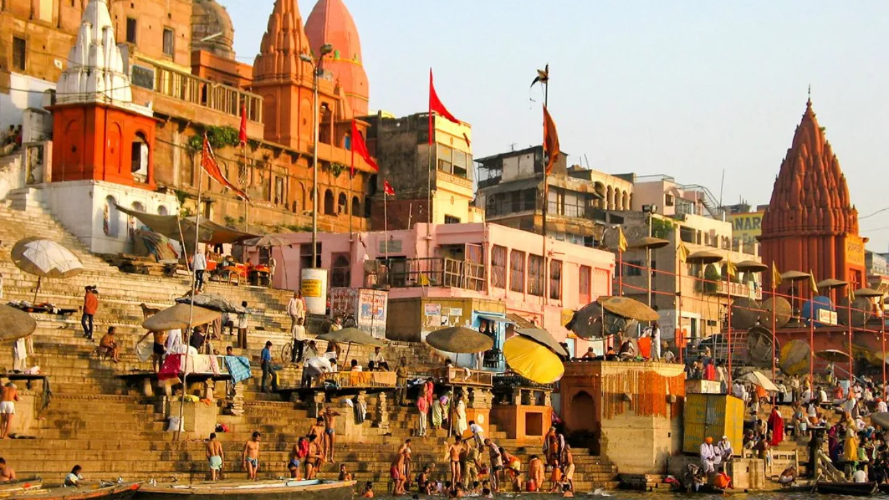 Templer og brede stentrapper langs den hellige Ganges-flod i Varanasi Templer og brede stentrapper langs den hellige Ganges-flod i Varanasi