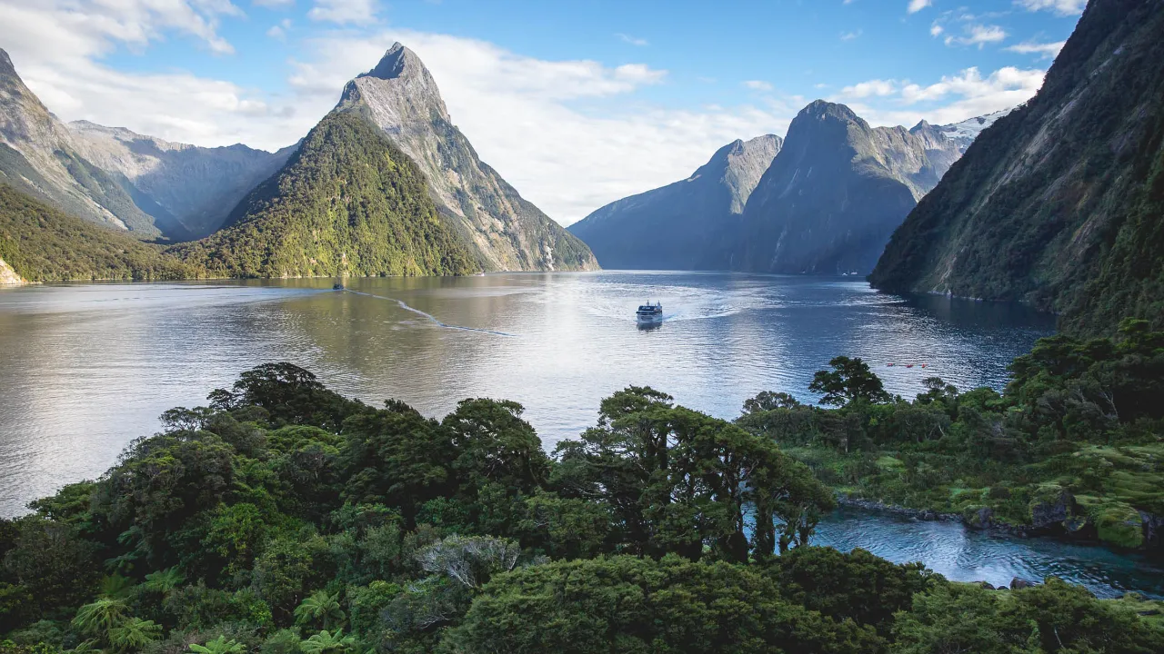 Milford Sound i Fiordland National Park med Mitre Peak i baggrunden