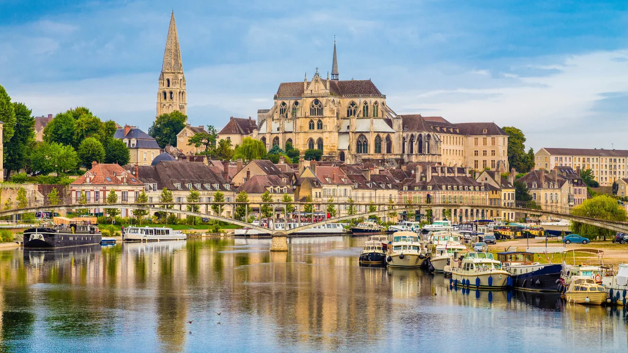 Auxerre, stolt by ved Yonne-floden