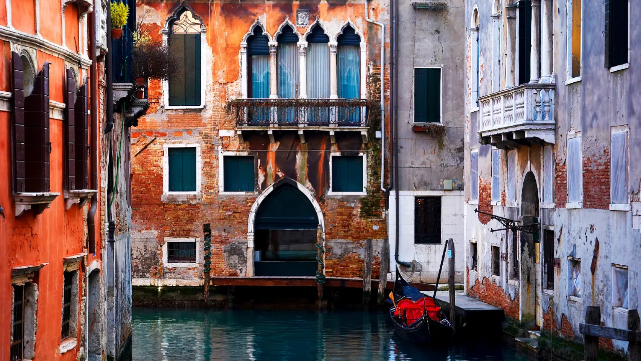 Kanal i Venedig omgivet af historiske bygninger