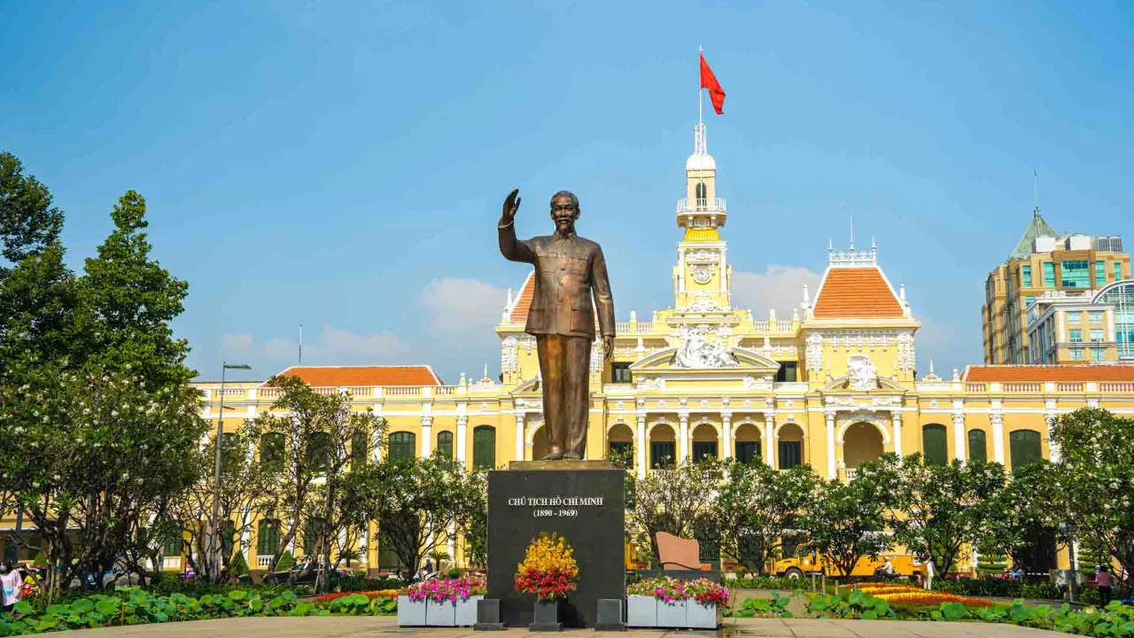 Statue af Ho Chi Minh foran Ho Chi Minh City Hall