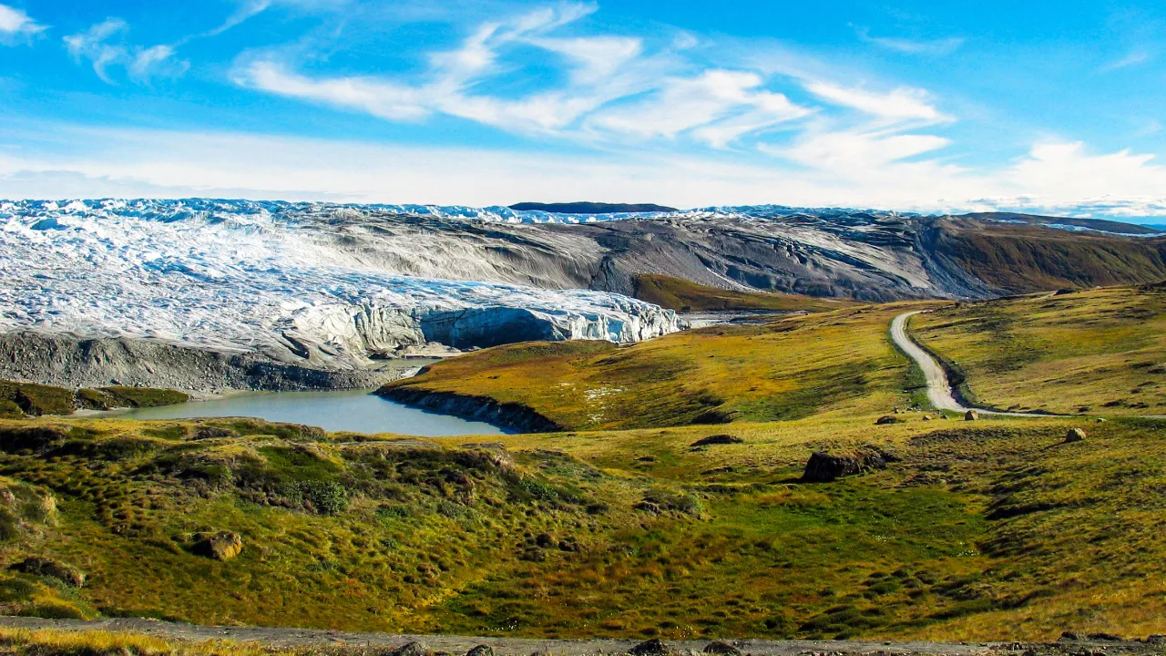 Den imponerende Russell Gletsjer nær Kangerlussuaq, hvor indlandsisen møder tundralandskabet Den imponerende Russell Gletsjer nær Kangerlussuaq, hvor indlandsisen møder tundralandskabet