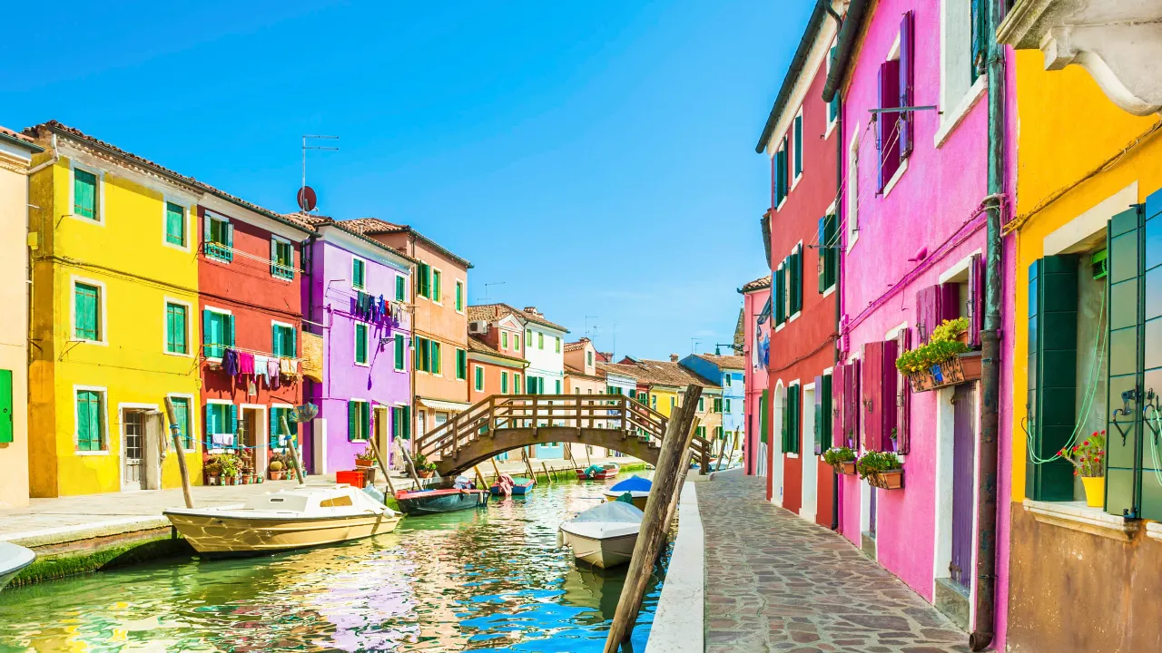 Farverige huse langs kanal på øen Burano ved Venedig