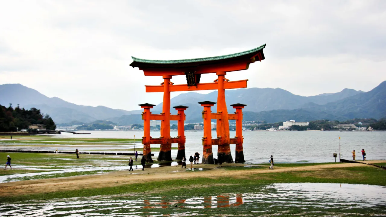 Den berømte flydende torii-port på Miyajima Den berømte flydende torii-port på Miyajima
