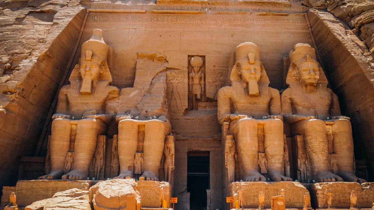 Det store Abu Simbel-tempel - med fire gigantiske siddende statuer af Ramses II Det store Abu Simbel-tempel - med fire gigantiske siddende statuer af Ramses II
