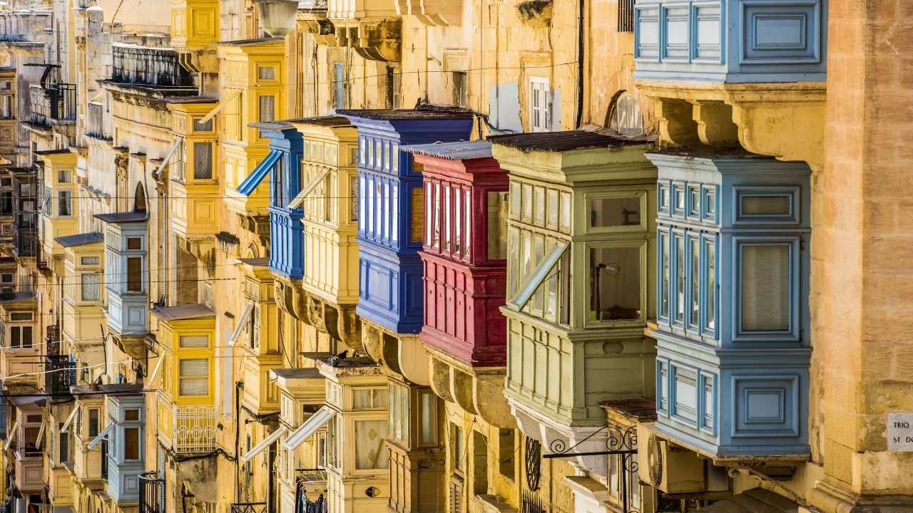 Farverige altaner på Malta, kaldet gallariji, er et historisk kendetegn – skabt for lys, luft og privatliv Farverige altaner på Malta, kaldet gallariji, er et historisk kendetegn – skabt for lys, luft og privatliv