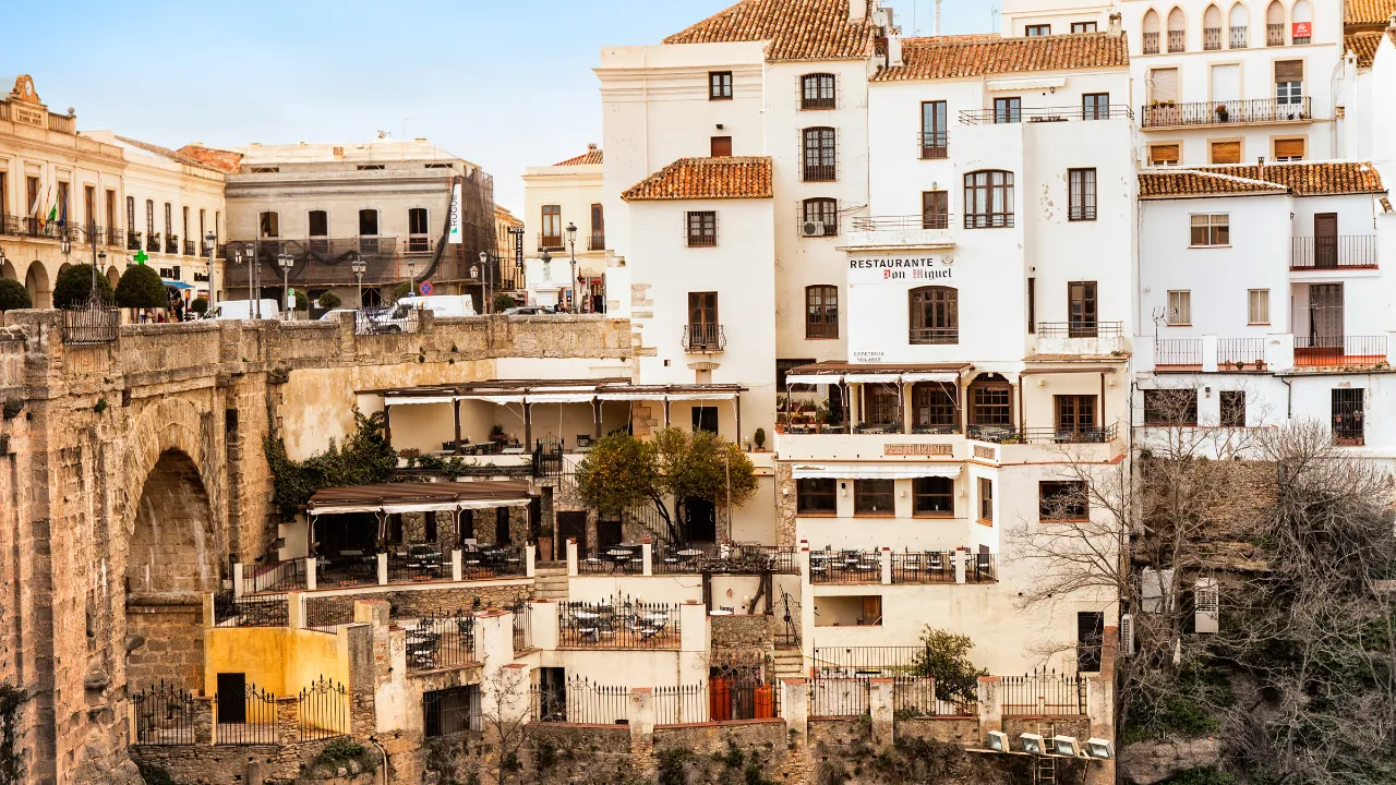 Restauranter ved Puente Nuevo i Ronda med dramatisk udsigt