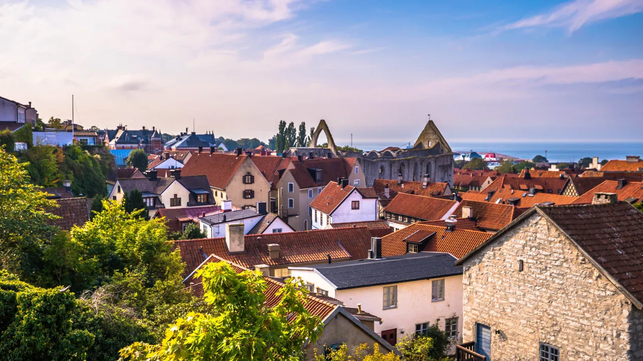 Den gamle bydel i Visby med ruinen af Sankta Karin-kirken Den gamle bydel i Visby med ruinen af Sankta Karin-kirken