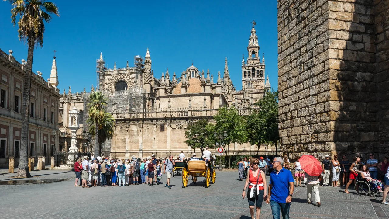 Katedralen i Sevilla med klokketårnet La Giralda