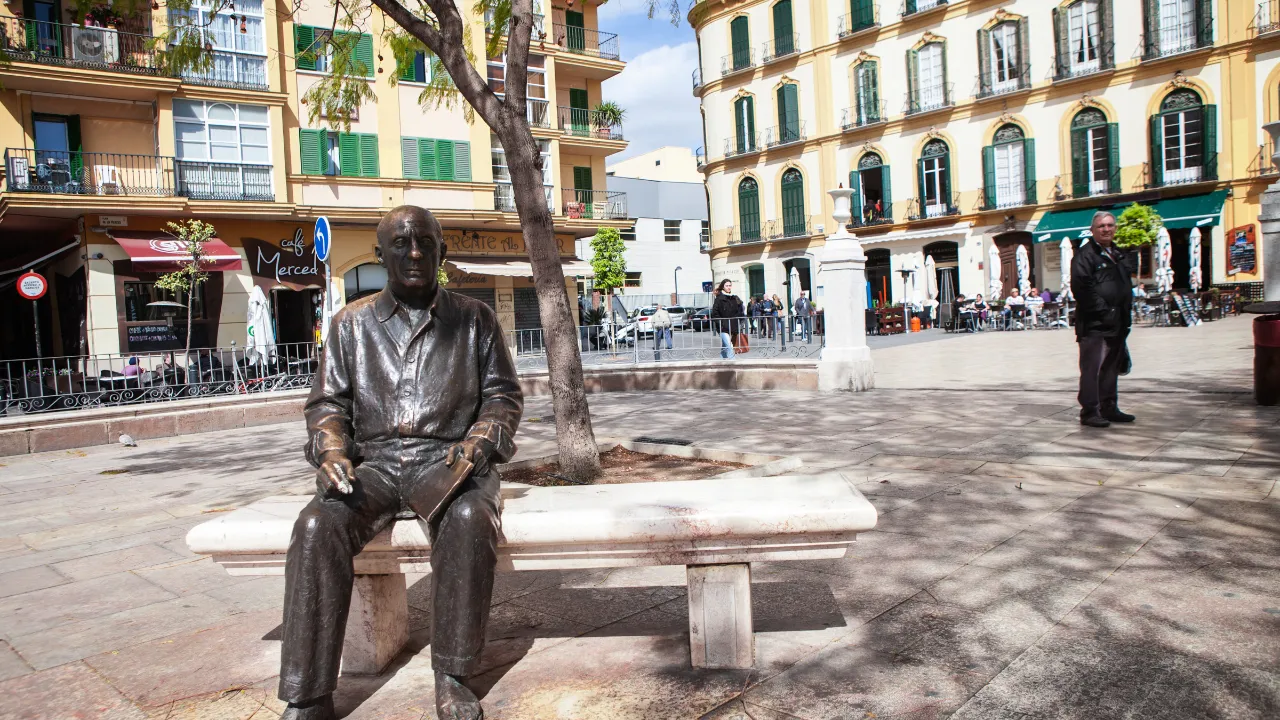 Statue af Picasso i Málaga, byen hvor kunstneren fødtes Statue af Picasso i Málaga, byen hvor kunstneren fødtes