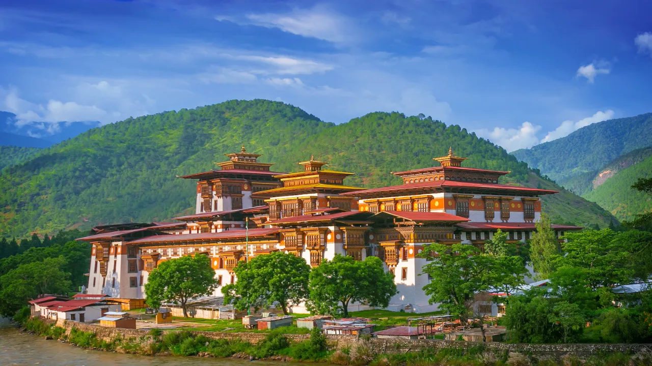 Punakha Dzong i naturskønne omgivelser Punakha Dzong i naturskønne omgivelser