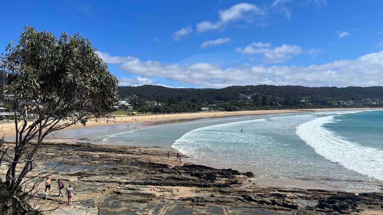 Lorne Beach - kendt for sin lange, gyldne sandstrand og gode surfmuligheder Lorne Beach - kendt for sin lange, gyldne sandstrand og gode surfmuligheder