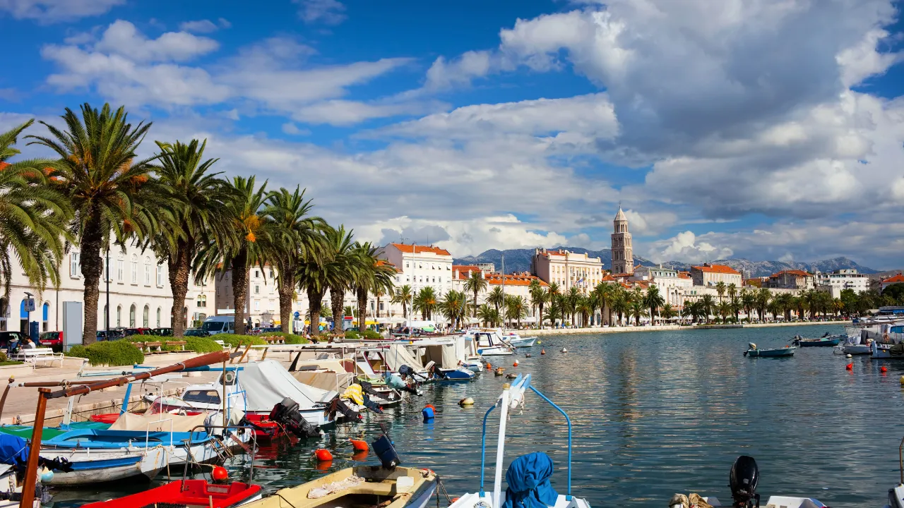 Havnefronten i Split med den palmefyldte promenade, Riva Havnefronten i Split med den palmefyldte promenade, Riva