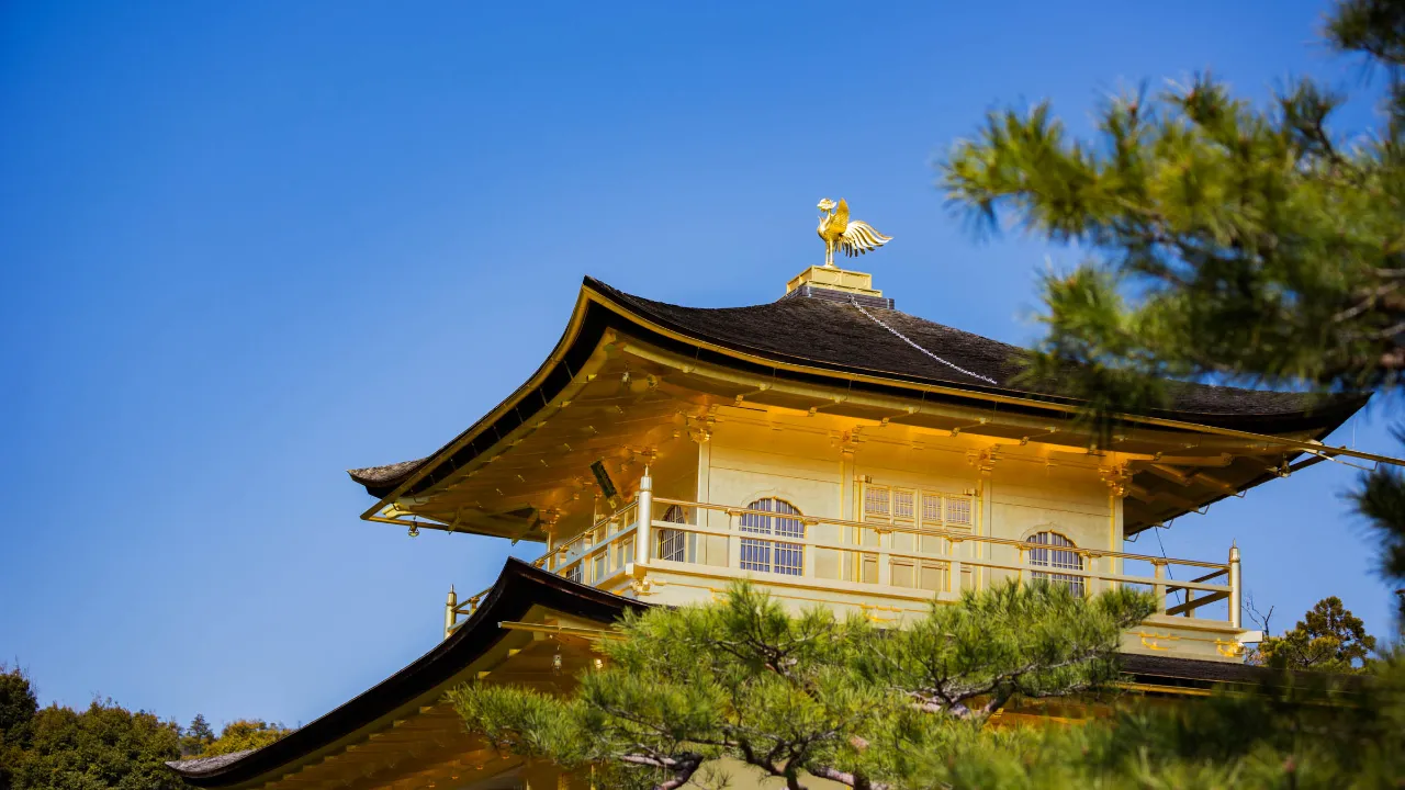 Toppen af det Zen-buddhistiske Gyldne Tempel Toppen af det Zen-buddhistiske Gyldne Tempel