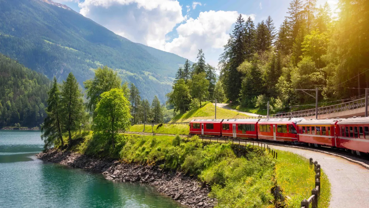Der er mange skønne scenerier at opleve på togrejser i Schweiz Der er mange skønne scenerier at opleve på togrejser i Schweiz