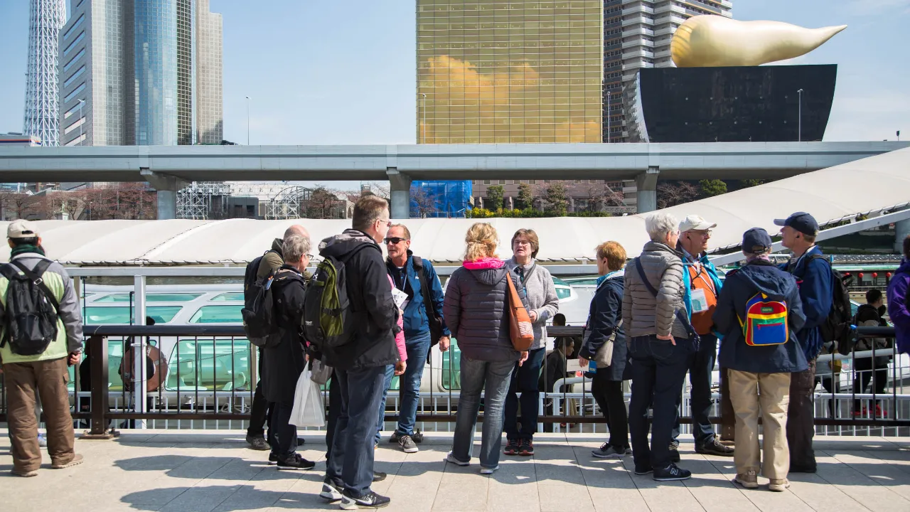 Turister gør sig klar til flodtur i Asakusa, Tokyo Turister gør sig klar til flodtur i Asakusa, Tokyo