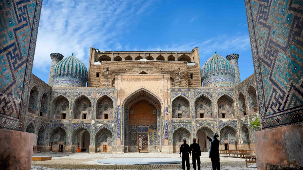 Usbekistan – Samarkands Registan-plads med den historiske Ulugbek-madrasa i centrum Usbekistan – Samarkands Registan-plads med den historiske Ulugbek-madrasa i centrum