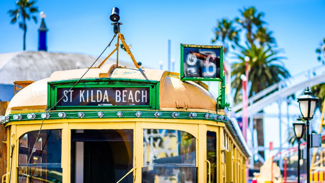 Sporvogn i Melbourne på vej til St. Kilda Beach Sporvogn i Melbourne på vej til St. Kilda Beach