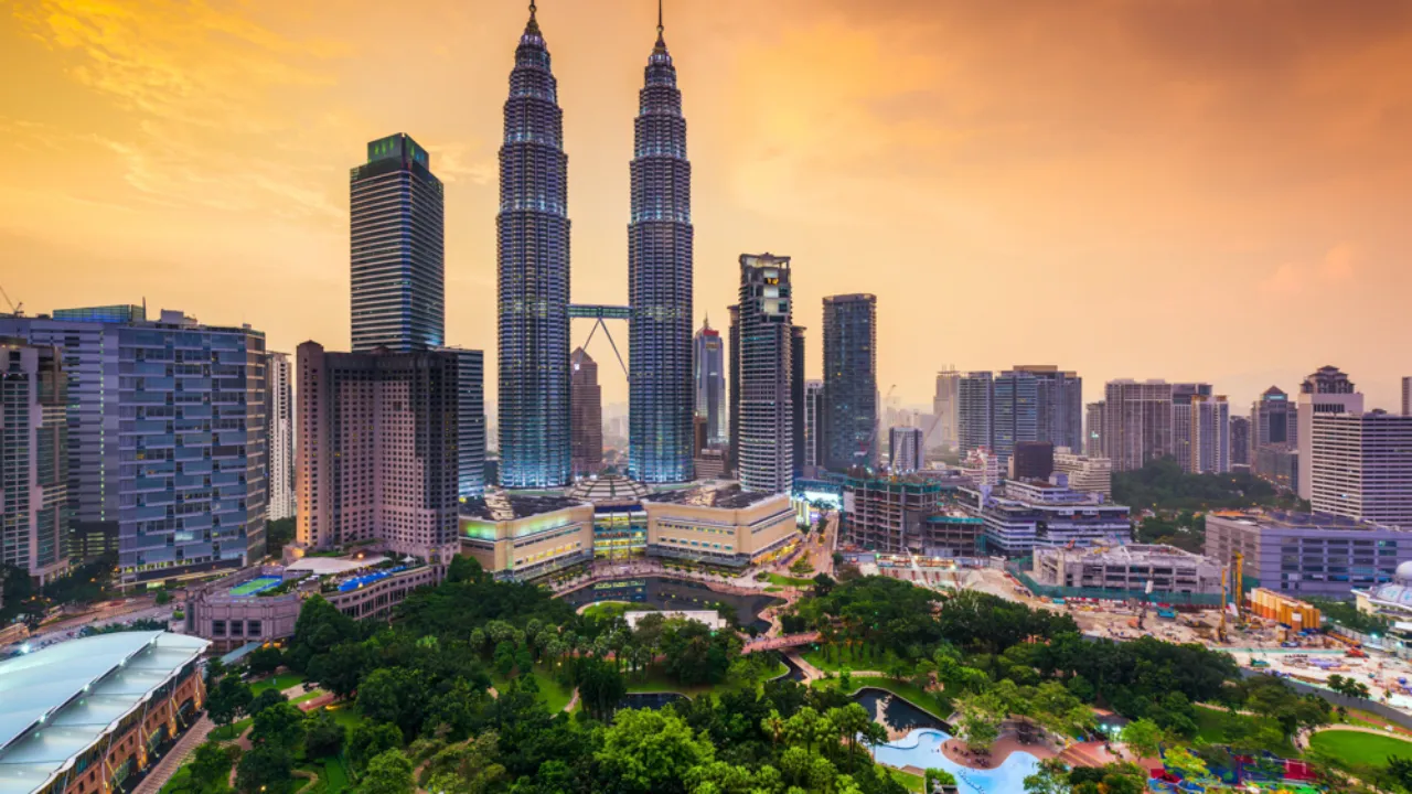 Kuala Lumpurs skyline med de ikoniske Petronas Twin Towers i centrum Kuala Lumpurs skyline med de ikoniske Petronas Twin Towers i centrum